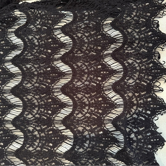 Alice + Olivia Black Lace Boxy Blouse Short Sleeve - Picture 6 of 6